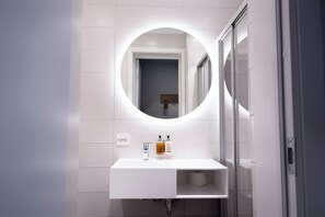 Shower, hair dryer, heated floors, towels