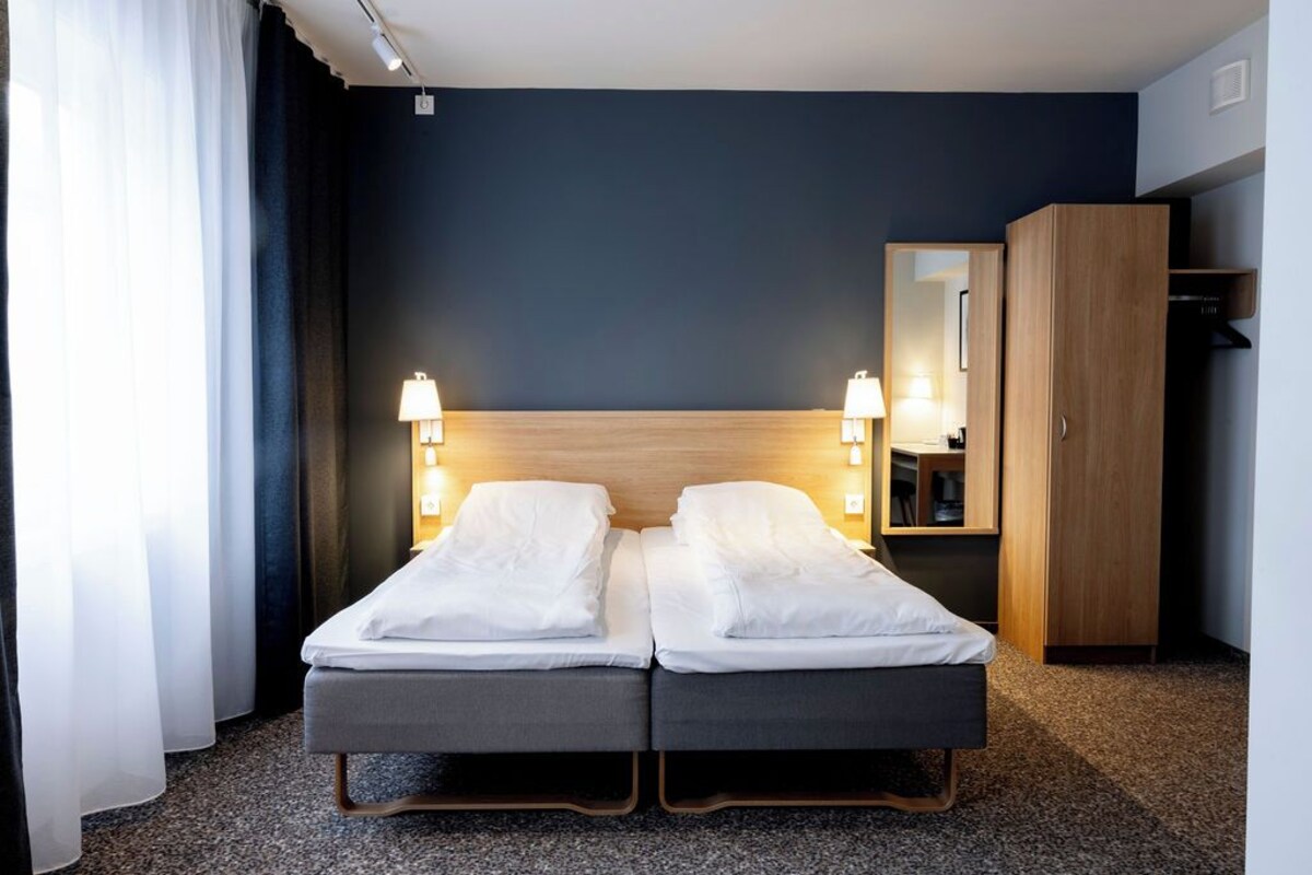 Bureau, Wi-Fi gratuit, réveils, draps fournis
