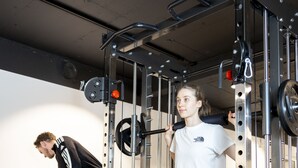 A gym with weightlifting equipment and dumbbells. - Hotel Noreg (Ålesund)