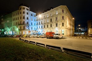 Fassade der Unterkunft – Abend/Nacht