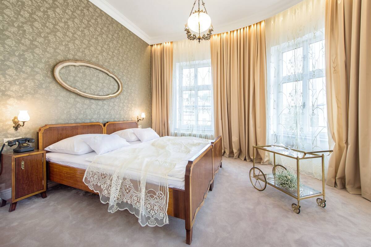 Deluxe Suite, 1 Bedroom, City View, Corner | Minibar, in-room safe, desk, laptop workspace