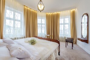 Deluxe Suite, 1 Bedroom, City View, Corner | Minibar, in-room safe, desk, laptop workspace