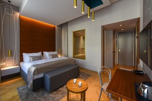 Habitación Deluxe, 1 habitación, vista a la ciudad, en esquina | Minibar, caja de seguridad en la habitación y escritorio 