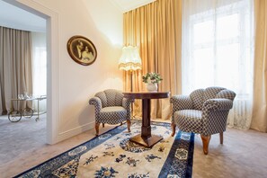 Deluxe Suite, 1 Bedroom, City View, Corner | Living room