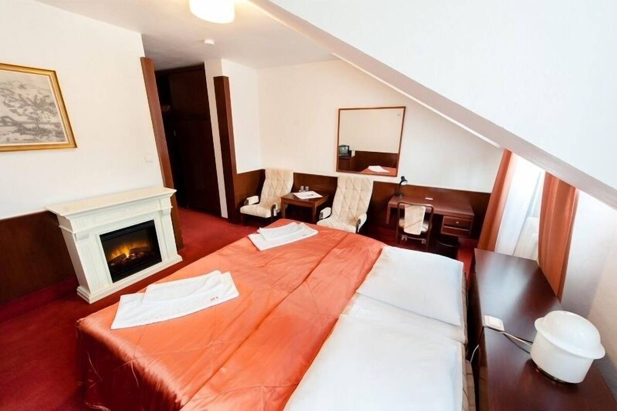 Comfort Double or Twin Room, 1 Bedroom, Private Bathroom | Minibar, in-room safe, desk, laptop workspace