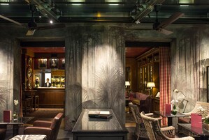 Cocktail bar, alfresco dining, open daily