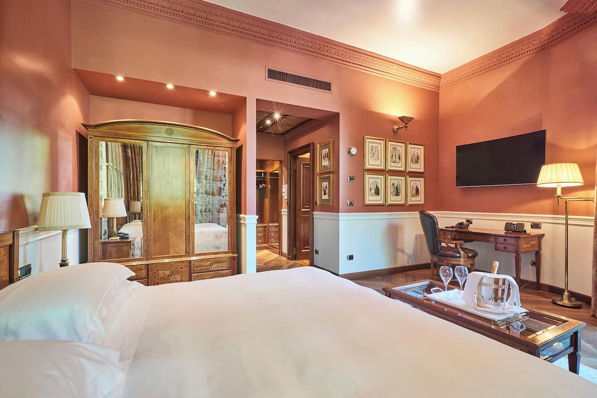 junior suite | 1 bedroom, premium bedding, down duvets, minibar