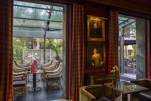 Cocktail bar, al fresco dining, open daily