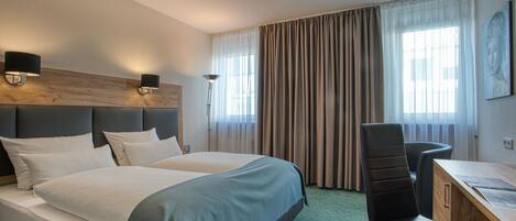 1 habitación, escritorio y espacio para trabajar con laptop