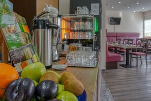 Frukostbuffé varje dag (EUR 14.9 per person)