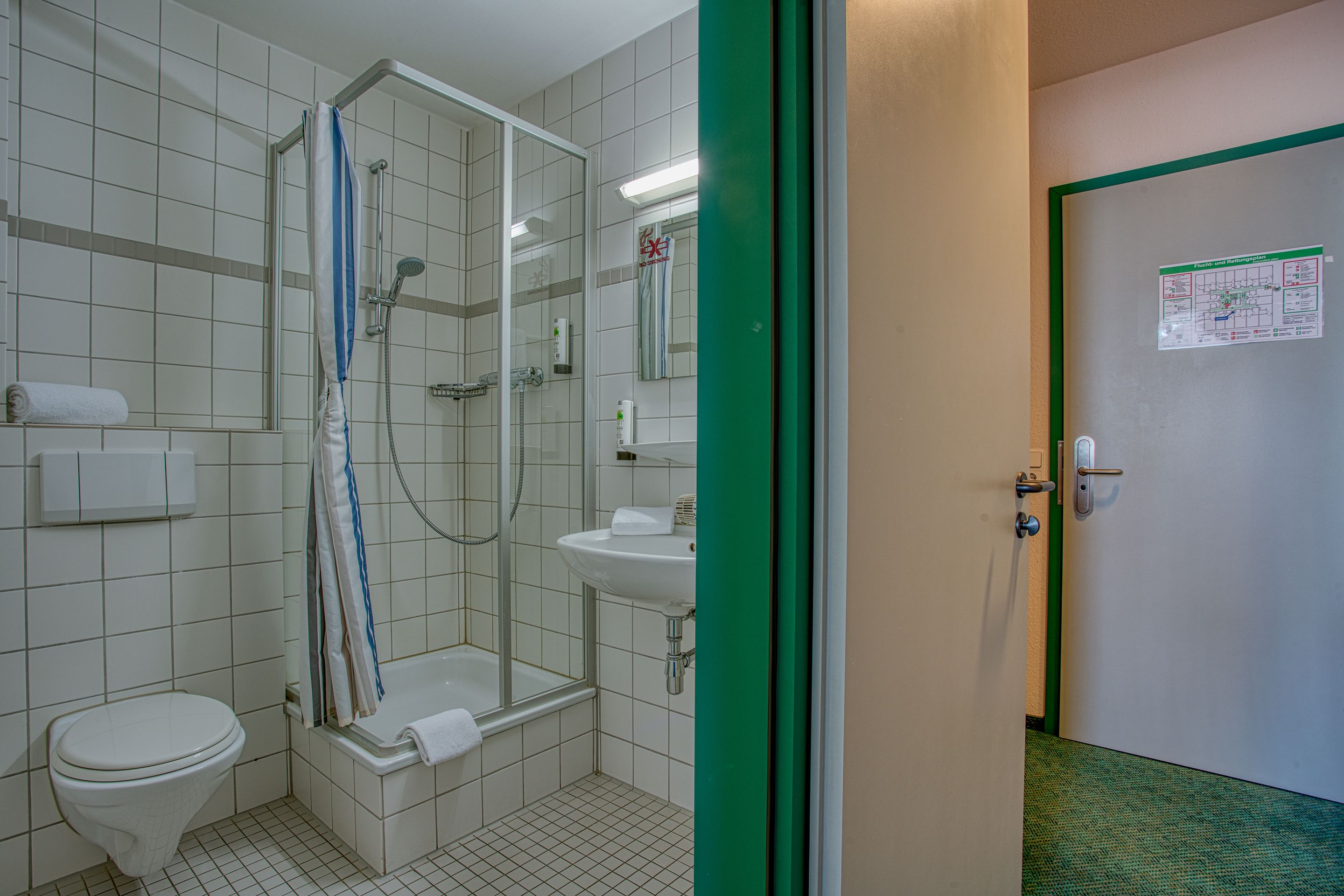 standard single room | bathroom | shower, rainfall showerhead, hair dryer, towels
