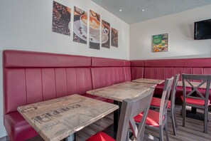 بوفيه فطور يوميًا بتكلفة قدرها (14.9 EUR للشخص)