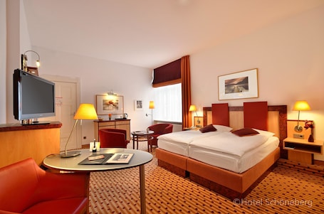 Premium bedding, minibar, in-room safe, desk. Hotel Schöneberg