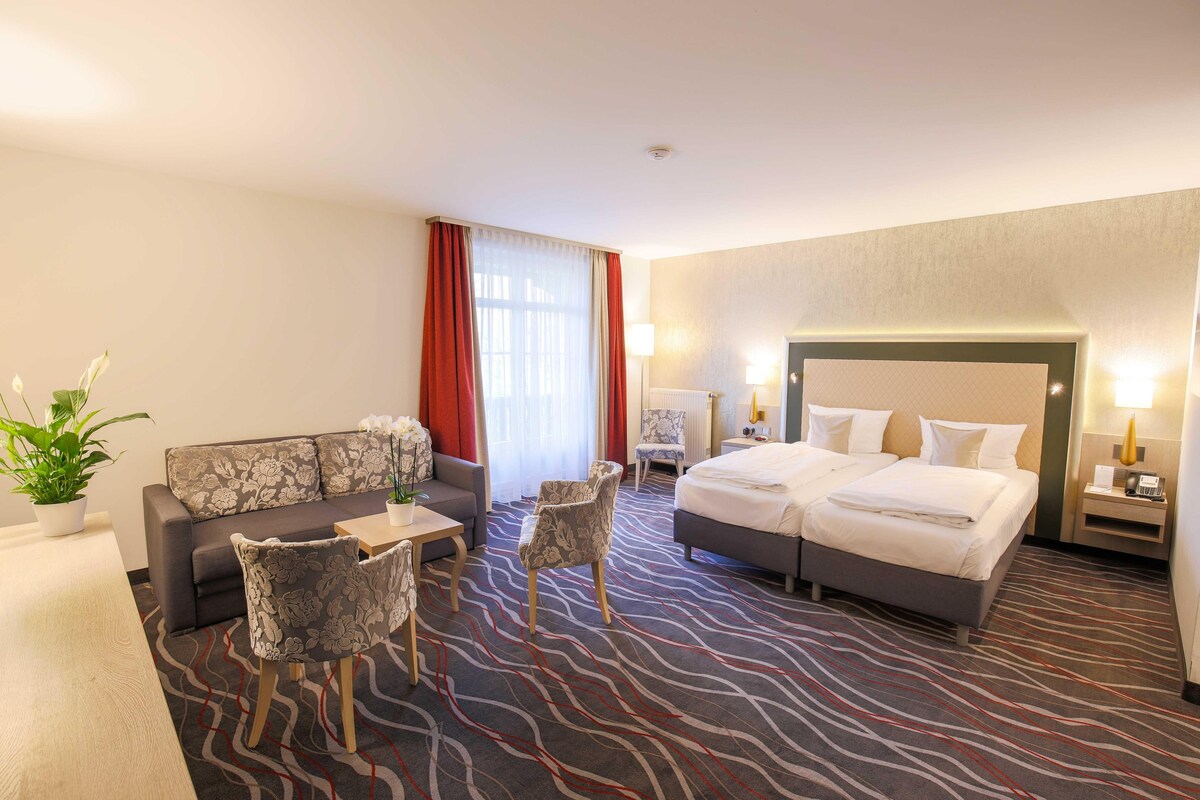 ห้องจูเนียร์สวีท, เตียงใหญ่ 1 เตียง (Converts to 2 Twin Beds;with Sofabed) | เครื่องนอนป้องกันสารก่อภูมิแพ้, มินิบาร์, ตู้นิรภัยในห้องพัก, โต๊ะทำงาน
