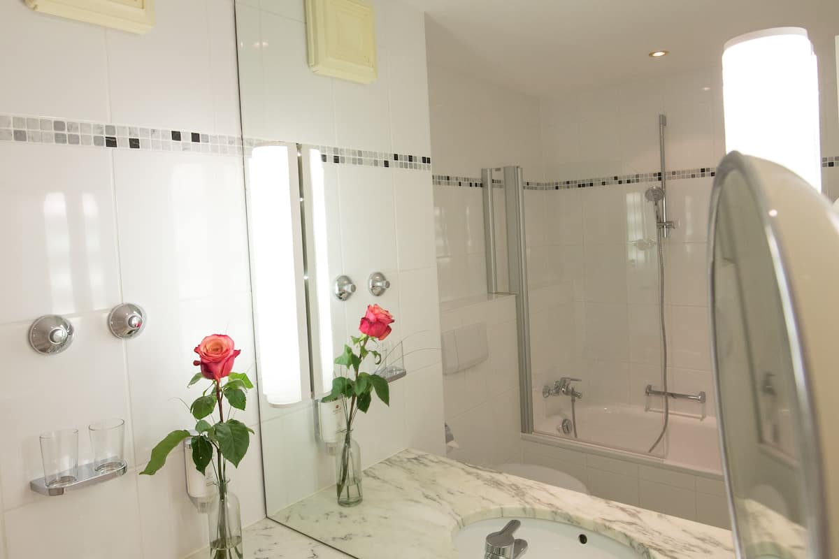 combined shower/bathtub, hair dryer, bathrobes, towels