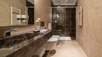 Deluxe Room, 1 King Bed (Executive) | Bathroom | Shower, free toiletries, hair dryer, towels