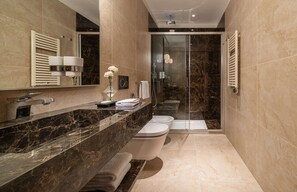 Deluxe-værelse - 1 kingsize-seng (Executive) | Badeværelse | Bruser, gratis toiletartikler, hårtørrer, håndklæder