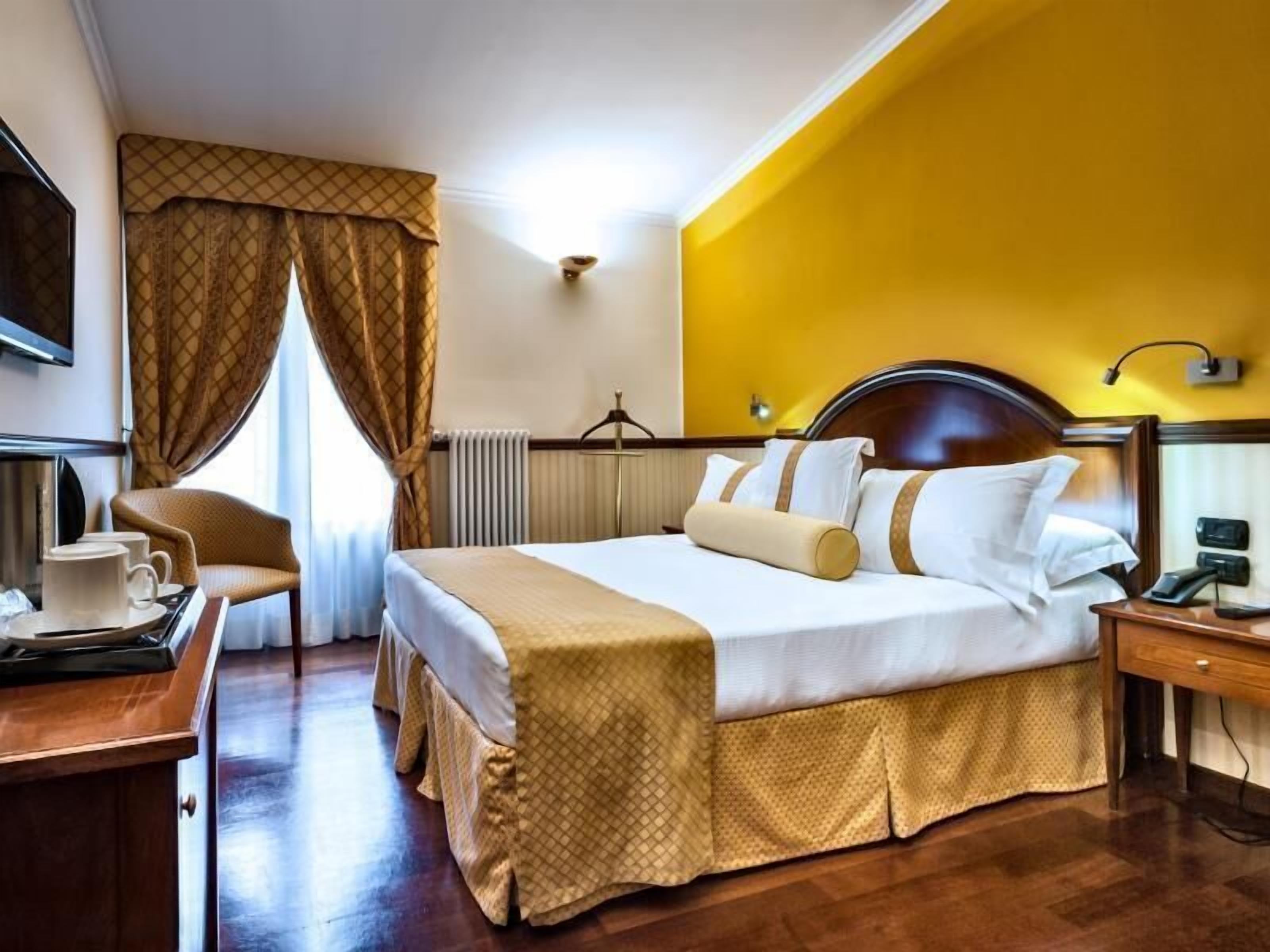 Roupas de cama premium, edredons de pluma, frigobar, cofres nos quartos