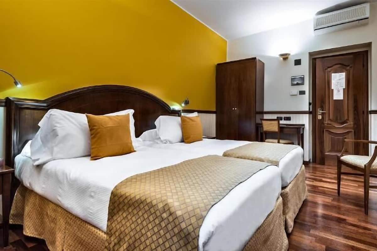 Premium bedding, down duvets, minibar, in-room safe