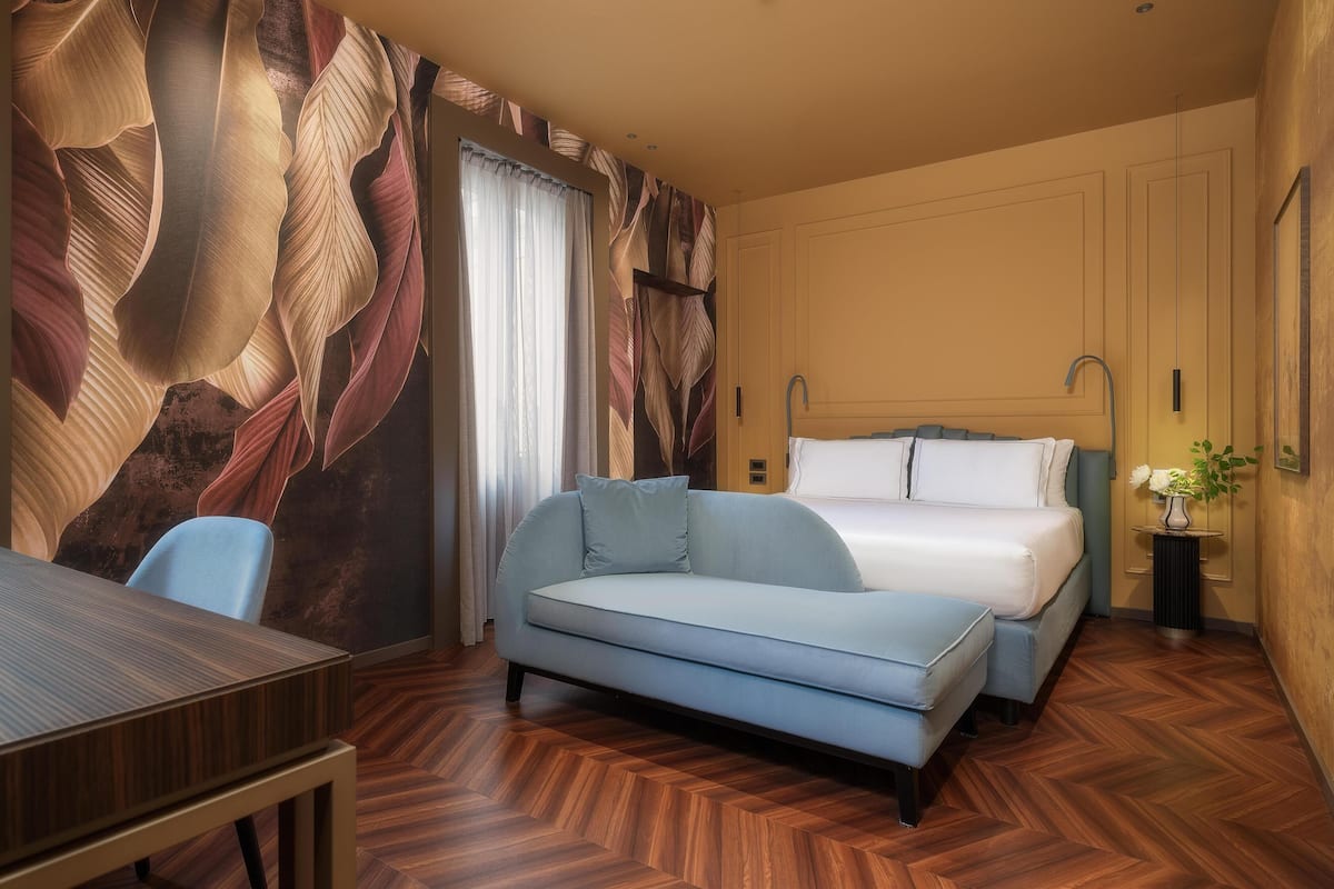 Deluxe Room, 1 King Bed (Executive) | 1 bedroom, premium bedding, down duvets, minibar