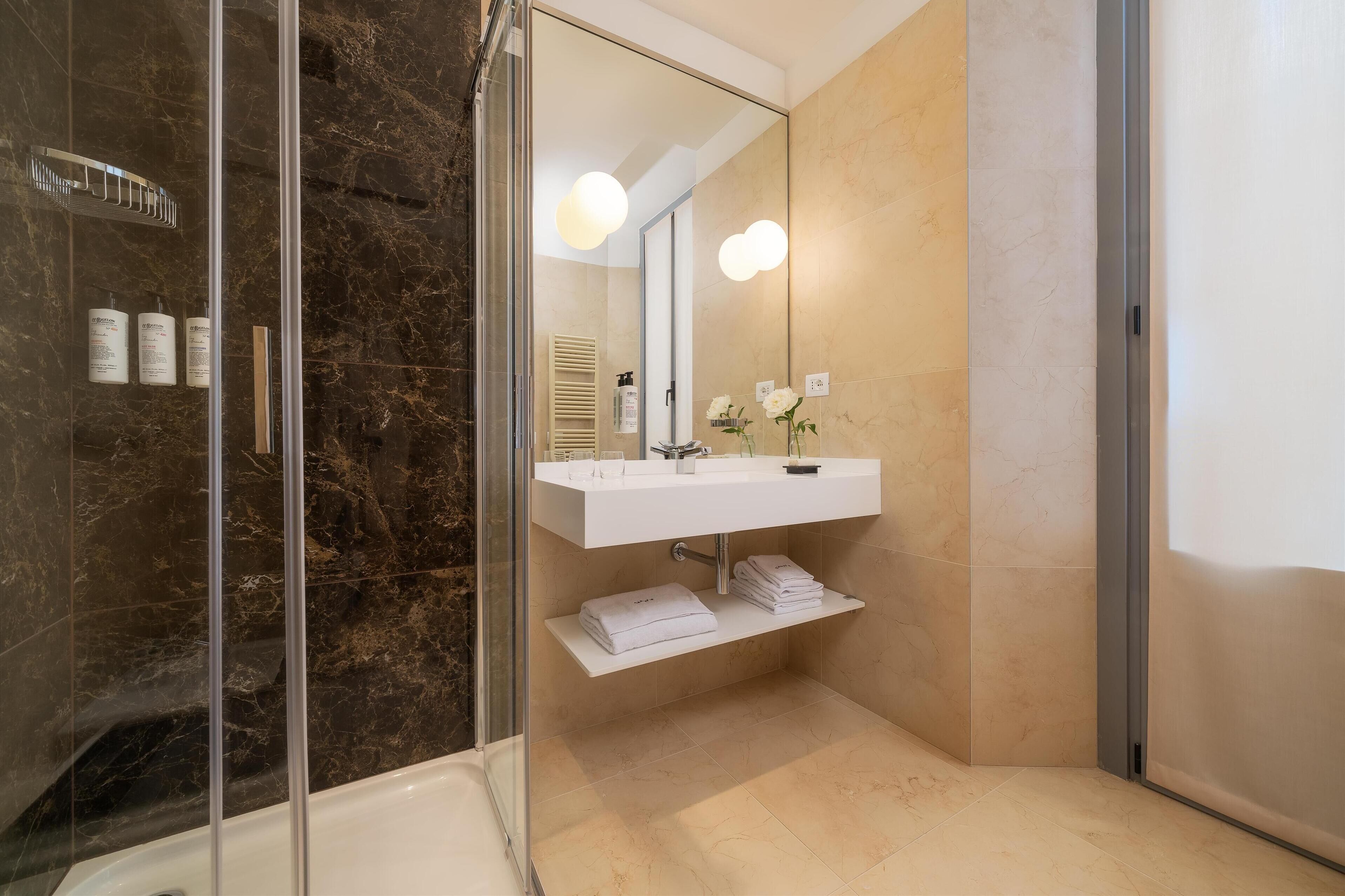 shower, free toiletries, hair dryer, towels