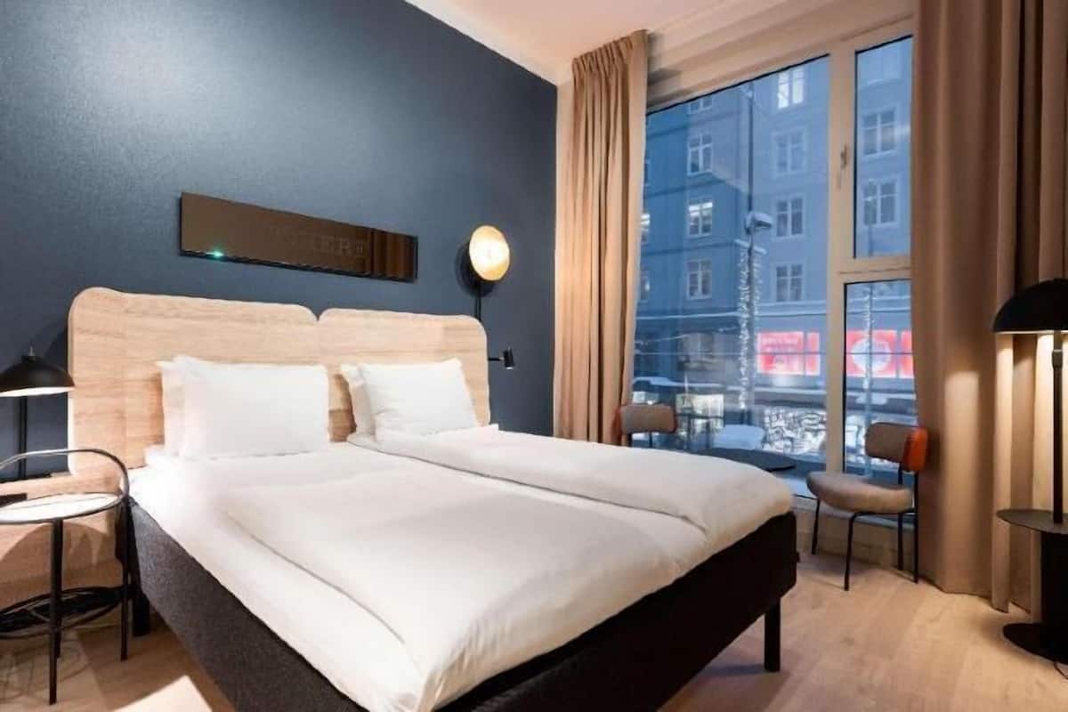 Blackout drapes, free WiFi, bed sheets