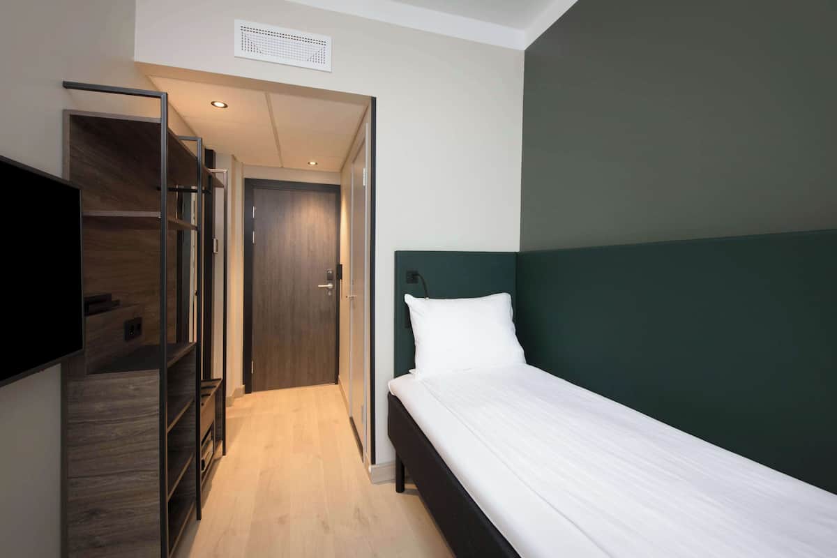 Quarto solteiro | Cortinas blackout, Wi-Fi de cortesia, roupa de cama