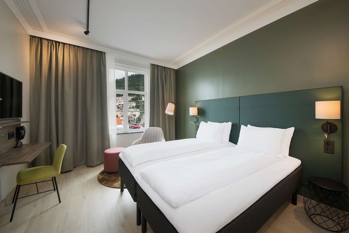 Cortinas blackout, wifi gratis y ropa de cama