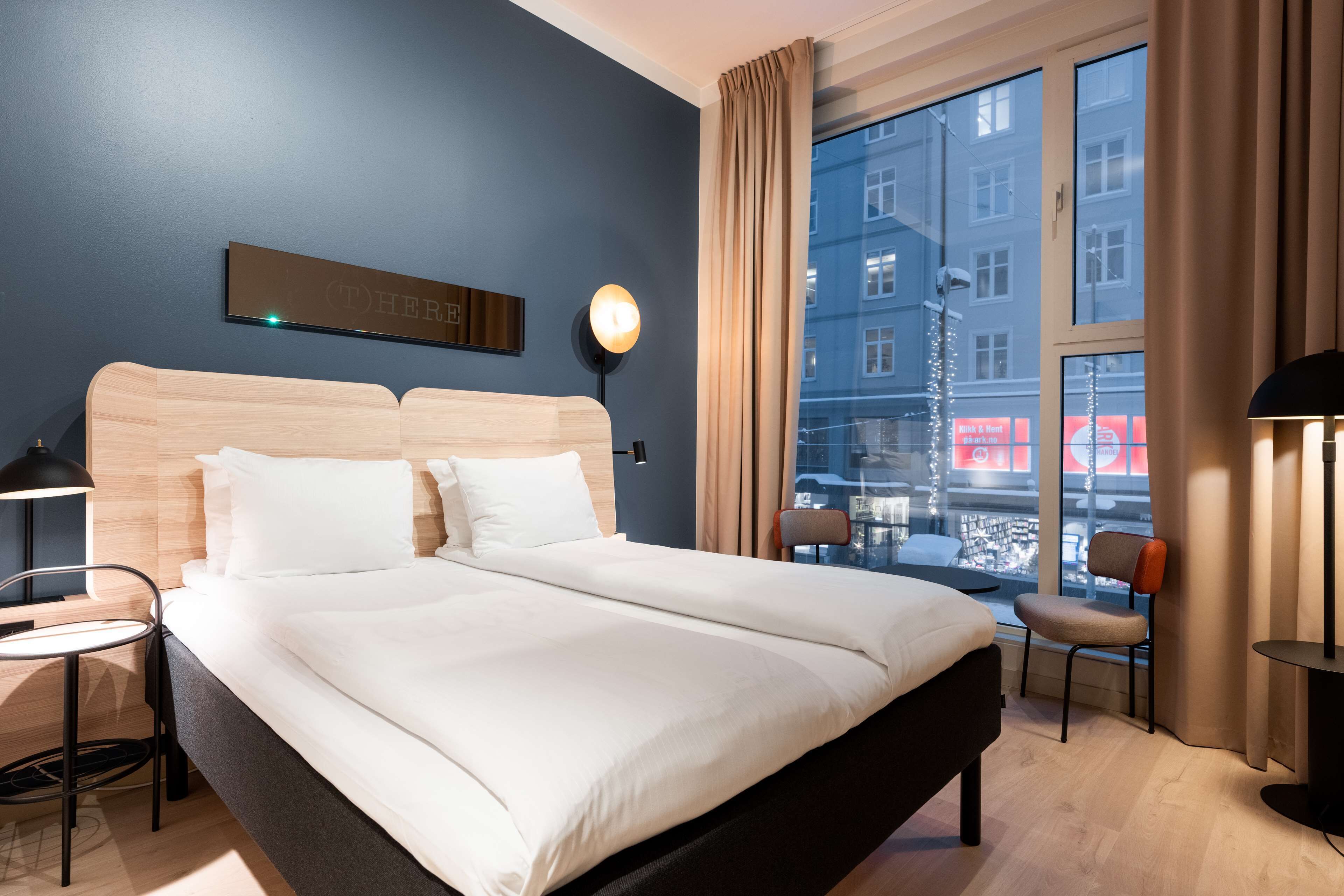 Cortinas blackout, wifi gratis y ropa de cama 