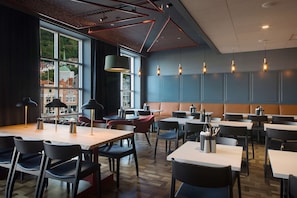 Café da manhã com buffet todos os dias (NOK 200 por pessoa)