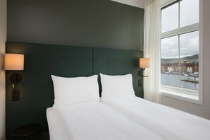 Blackout drapes, free WiFi, bed sheets