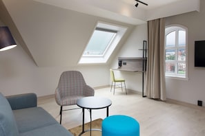 Suite (Master) | Blackout drapes, free WiFi, bed sheets