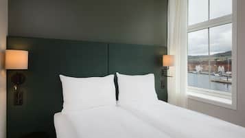 Cortinas blackout, wifi gratis y ropa de cama