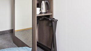 A room with a wardrobe, a kettle, and a cup. - Scandic Leknes Lofoten (Vestvågøy)