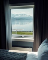 Edredons de pluma, camas com colchões pillow-top, cortinas blackout