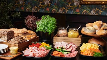Free daily buffet breakfast