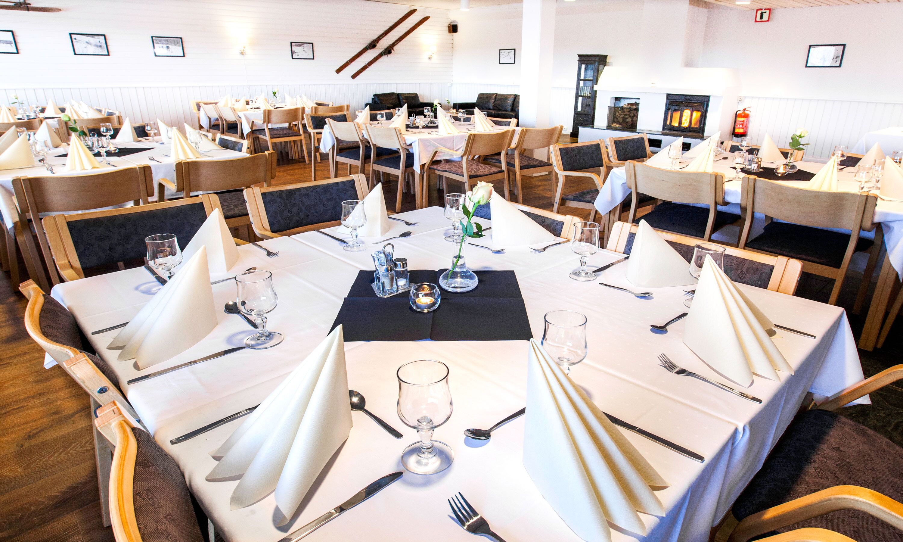 Frukost och middag serveras