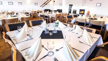 Frukost och middag serveras