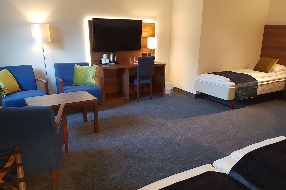 Family Room (Standard) | Hypo-allergenic bedding, pillowtop beds, desk, blackout drapes