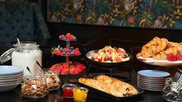 Free daily buffet breakfast