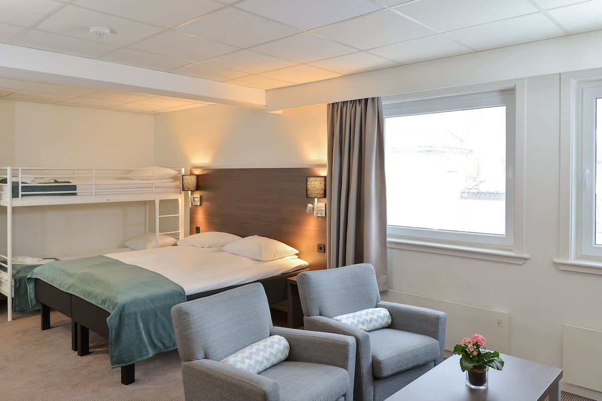 Hypo-allergenic bedding, desk, blackout curtains, free WiFi