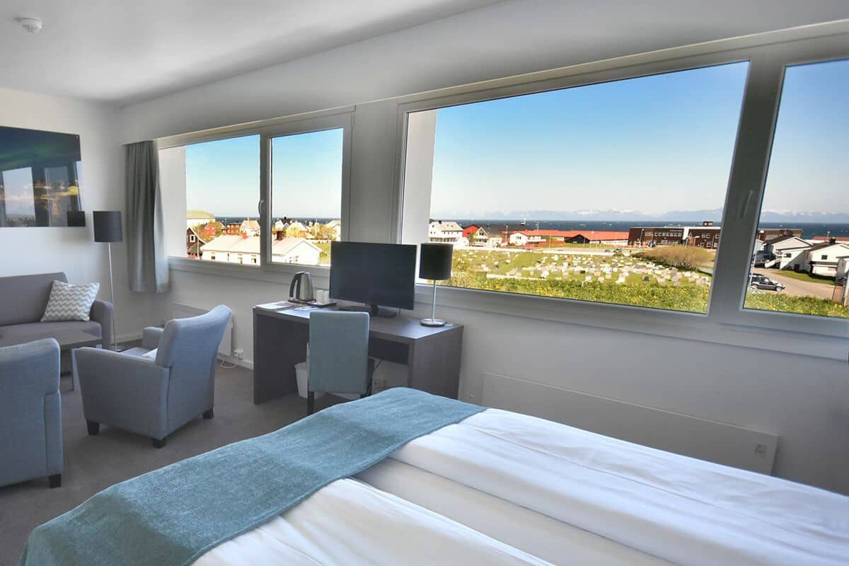 Hypo-allergenic bedding, desk, blackout curtains, free WiFi