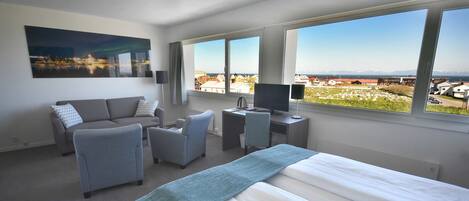 Hypo-allergenic bedding, desk, blackout drapes, free WiFi