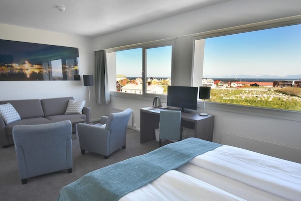 Allergitestet sengetøy, skrivebord og blendingsgardiner