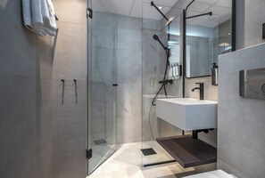 Standard Twin Room | Bathroom | Shower, towels - Thon Hotel Andrikken (Andoy)