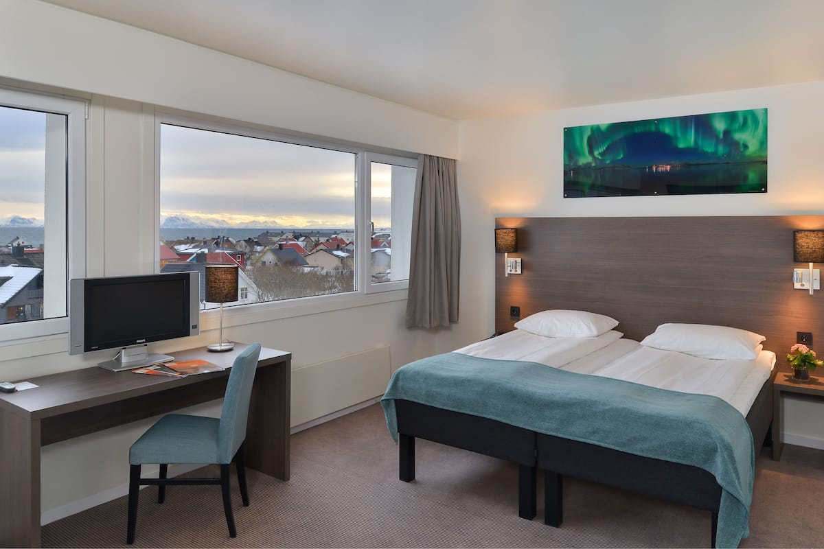 Hypo-allergenic bedding, desk, blackout curtains, free WiFi