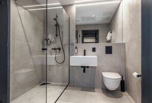 Chambre supérieure | Salle de bain | Douche, serviettes fournies