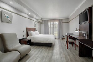 Room, 1 Double Bed | 1 bedroom, in-room safe, desk, iron/ironing board - Protea Hotel by Marriott Klerksdorp (Klerksdorp)
