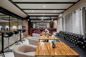 Bar (trong khuôn viên)