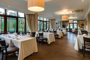 Daily buffet breakfast (ZAR 250 per person)